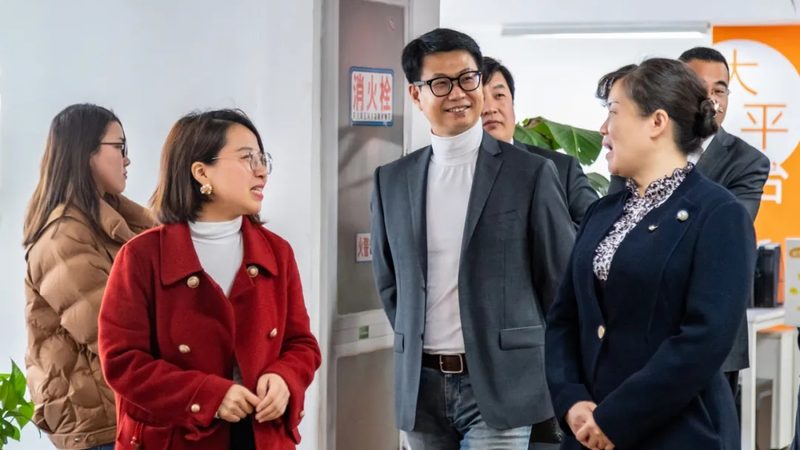 室内拍摄，柔光箱与反光板如何选择？**